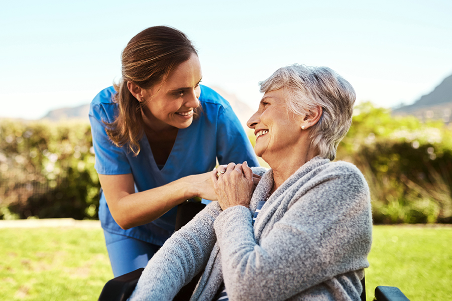 Ältere Frau nimmt die Pflegeleistungen in einer Premium-Residenz in Anspruch