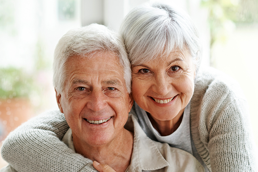 Älteres Paar genießt das Wohnen in einer Premium-Residenz
