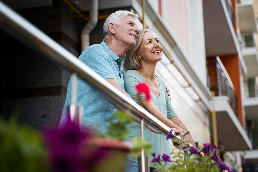 Älteres Paar genießt die Architektur von Premium-Residenzen